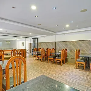 https://collection-o-mali.kerala-hotels.net